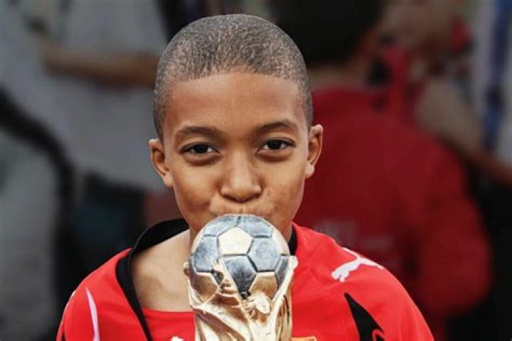 Kylian Mbappé : Wiki, Biographie et vie privée … tout savoir sur la star des bleus ! - Celebrity.tn